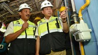 Menteri ESDM Ignasius Jonan melakukan peninjauan dengan didampingi Direktur Utama PT Perusahaan Gas Negara (PGN) Jobi Triananda Hasjim. (Kementerian ESDM).