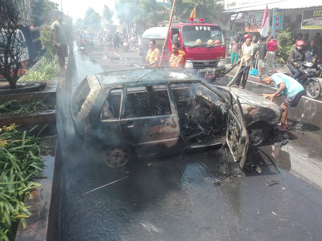 10 Faktor Penyebab Mobil Terbakar