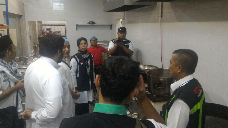 Proses Terkuaknya Makanan Basi yang Nyaris Dibagikan ke Jemaah Proses Terkuaknya Makanan Basi yang Nyaris Dibagikan ke Jemaah