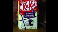 Kalau yang satu ini menggabungkan dessert Blueberry Cheese Cake dengan manisnya cokelat Kit Kat. Siapa mau coba? Foto: Istimewa