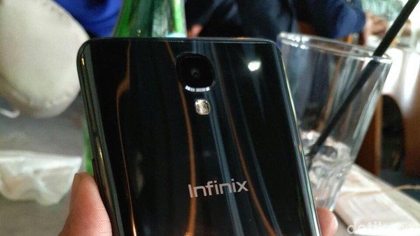 Infinix Note 4 Tampil Mengkilap