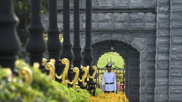 Penjaga Istana Bukit Serene berjaga saat pernikahan berlangsung