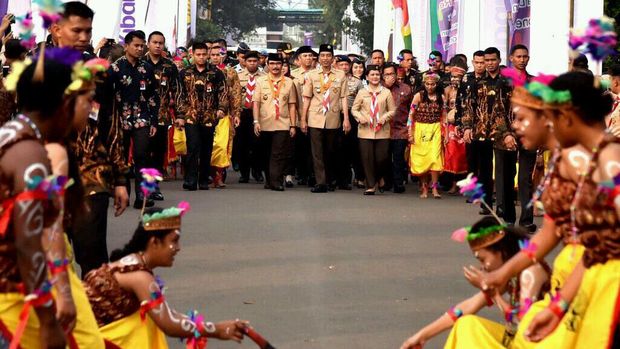 Saat Pramuka Unjuk Kebolehan dan Selfie Bareng Kak Jokowi