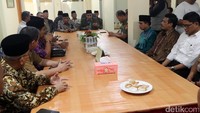 Lembaga Persahabatan Ormas Islam (LPOI) meminta kepada Kementerian Hukum dan Hak Asasi Manusia (Kemenkum HAM) untuk memberhentikan sementara pendaftaran ormas Islam. Hal itu dilakukan agar pemerintah fokus untuk mengaudit ormas yang sudah terdaftar di Kementerian.