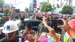 Foto: Perjuangan Menyentuh Tangan Jokowi