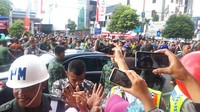 Bahkan ketika Presiden Jokowi masuk ke dalam mobil berplat tulisan Indonesia 1, warga Jember tak beranjak dari tempatnya. Mereka terus melambaikan tangan ke orang nomor satu Indonesia tersebut (Afif Farhan/detikTravel)
