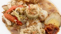 Lontong sayur gaya Surabaya ini ada di Pakuan Trade Centre. Selain sayur lodeh, juga ada suwiran opor ayam, telur pindang,  plus cabe rawit utuh dan taburan serundeng. Foto: dok.detikFood/Istimewa