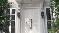 Dari luar, tampak pilar-pilar kokoh menopang rumah Andika dan Anniesa. Rumah tersebut bahkan memiliki kubah. Namin ternyata, kemewahan bukan hanya di bagian luar rumah saja. Bagian dalam rumah bos Fist Travel menampakan selera glamor pemiliknya.  