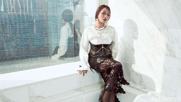 Pose Menggoda Asmara Abigail Pose Menggoda Asmara Abigail
