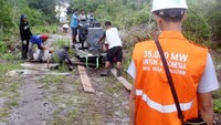 Petugas PLN dan warga bahu-membahu membawa mesin Pembangkit Listrik Tenaga Diesel (PLTD) ke Pulau Nangka. (PLN).