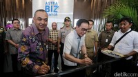 Astra Biz Center merupakan kompleks terpadu dan terintegrasi berkonsep one stop service yang dibangun sebagai pusat layanan dari beberapa perusahaan Grup Astra untuk memberi kemudahan bagi pelanggan. Berbagai layanan di Astra Biz Center BSD City antara lain adalah, jual-beli, bengkel, pembiayaan, asuransi dan lainnya.