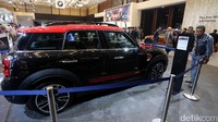 Mini-BMW yang menempati hall tersendiri tidak menempatkan usher yang cantik di ruang pamer kecuali hari Sabtu dan Minggu.