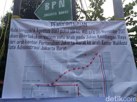 Informasi pengalihan arus yang dipasang petugas terkait uji coba di sekitar kantor Wali Kota Jakbar