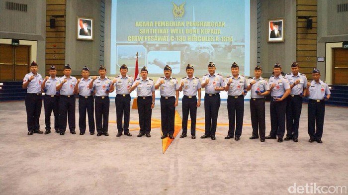 KSAU Beri Penghargaan ke 10 Kru Pesawat Hercules