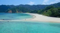 Setiap harinya traveler akan dimanjakan dengan pemandangan indah dari atas kapal, bermain di pantai atau main kayak (CNN)