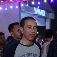 Jokowi eksis di festival musik We The Fest yang dihelat di JIEXPO Kemayoran pada Agustus tahun lalu. Jokowi memakai kaus raglan dari merchandise official We The Fest, buatan brand lokal, Monstore seharga Rp 249 ribu. Foto: Ist.