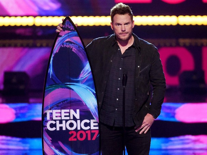 Chris Pratt LOS ANGELES, CA - AUGUST 13: Chris Pratt accepts Choice Sci-Fi Movie Actor for Guardians of the Galaxy Vol. 2 onstage during the Teen Choice Awards 2017 at Galen Center on August 13, 2017 in Los Angeles, California. (Photo by Kevin Winter/Getty Images)