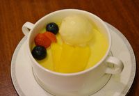 Puding mangga yang lembut manis racikan Chef Subagyo dari Pearl Chinese Restaurant.