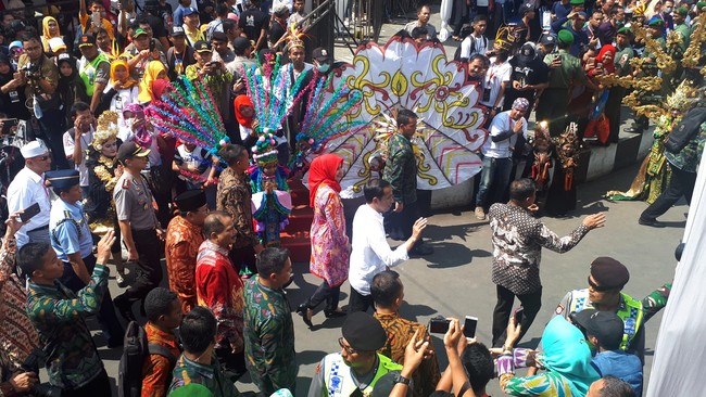 Jokowi mengatakan, Jember Fashion Carnaval merupakan ikon yang membanggakan Indonesia. Karnaval ini tidak kalah dengan karnaval Pasadena di Amerika Serikat (AS) dan Sao Paulo di Brasil.