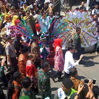 Jokowi mengatakan, Jember Fashion Carnaval merupakan ikon yang membanggakan Indonesia. Karnaval ini tidak kalah dengan karnaval Pasadena di Amerika Serikat (AS) dan Sao Paulo di Brasil.
