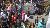 Presiden Jokowi bersama istrinya, Iriana dan Menteri Pariwisata Arief Yahya menghadiri acara puncak Jember Fashion Carnaval di Alun-alun Jember, Minggu (13/8/2017). Suasananya meriah, penuh antusias warga (Afif Farhan/detikTravel)