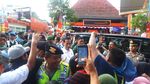 Foto: Perjuangan Menyentuh Tangan Jokowi