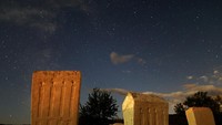 Meteor melintas di antara bintang-bintang. Difoto di atas batu nisan di Radimlja dekat Stolac, Bosnia dan Hezegovina (REUTERS/Dado Ruvic)