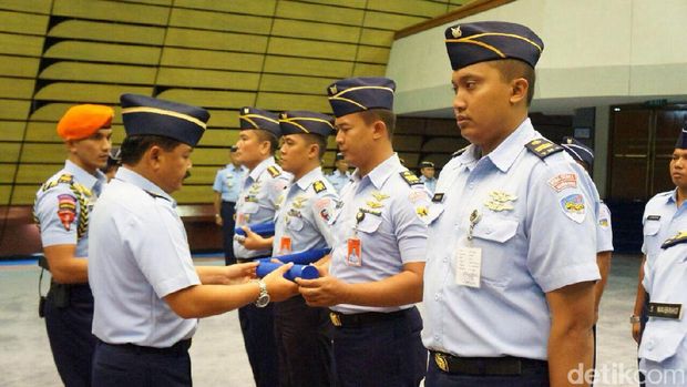 KSAU Beri Penghargaan ke 10 Kru Pesawat Hercules