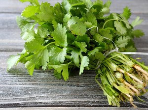 Ini Dia Cilantro Papi yang Viral karena Jago Potong Daun Ketumbar