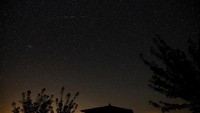 Hujan meteor terlihat di Berducedo, Spanyol. Hujan meteor Perseid terjadi setiap Juli dan Agustus ketika Bumi melewati debu atau puing-puing komet Swift-Tuttle (REUTERS/Paul Hanna)