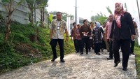 Sri Mulyani tiba di Desa Pasir Angin, Megamendung, Kabupaten Bogor, Jawa Barat, Senin (14/8) sekitar pukul 09.00 WIB.