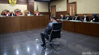 Andi mendengarkan dakwaan yang dibacakan jaksa.