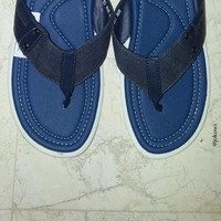 Lewat akun Facebook dan Twitter-nya, Jokowi memamerkan sandal biru yang ia beli dari brand Fladeo, merek buatan Indonesia. Foto sandal yang diunggah Jokowi itu pun ramai jadi perbincangan netizen. Bahkan lewat akun Twitter Fladeo, brand ini kebanjiran pembeli. Foto: Twitter. 