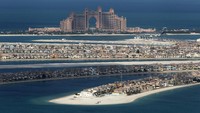 Palm Jumeirah di Dubai juga sukses membuat pulau buatan dengan bentuk pohon palem yang khas dengan cakupan sebuah batang. Pulau ini (Palm Jumeirah) merupakan salah satu dari tiga pulau yang disebt The Palm Island. David Rogers/Getty Images.