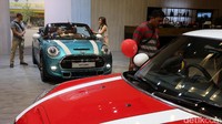 Para pengunjung GIIAS berkerumun di booth Mini-BMW di pameran Gaikindo Indonesia International Auto Show (GIIAS) di ICE, BSD, Tangerang, Senin (14/8/2017).