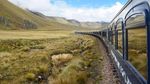 Pemandangan Romantis: Kereta Mewah dan Atap Dunia