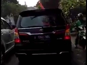 Kocak! Begini Curhatan Emak-emak yang Ngomel karena Mobil Anies