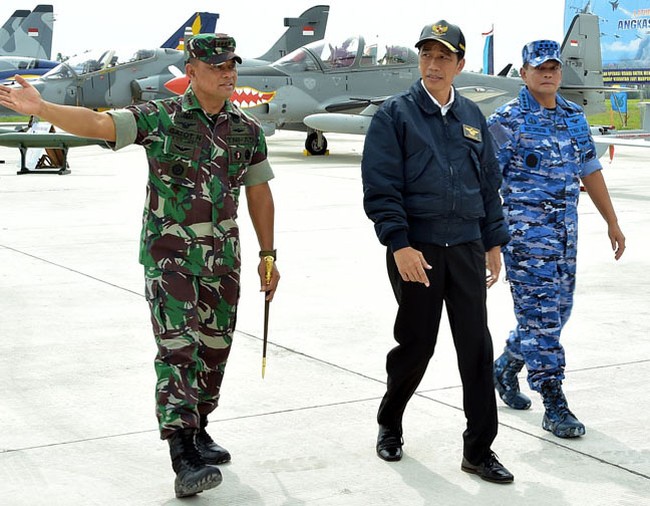 Sebelum jaket bomber hijau dari Zara, Jokowi memiliki model jaket kekinian lainnya. Salah satunya ia pakai saat meninjau Latihan Puncak TNI AU Angkasa Yudha 2016 di Kabupaten Natuna, Kepulauan Riau. Dalam kesempatan itu, Jokowi terlihat memakai jaket yang terinspirasi model jaket Harrington yang telah menjadi tren besar di Eropa sejak tahun 60-an.