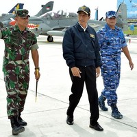 Sebelum jaket bomber hijau dari Zara, Jokowi memiliki model jaket kekinian lainnya. Salah satunya ia pakai saat meninjau Latihan Puncak TNI AU Angkasa Yudha 2016 di Kabupaten Natuna, Kepulauan Riau. Dalam kesempatan itu, Jokowi terlihat memakai jaket yang terinspirasi model jaket Harrington yang telah menjadi tren besar di Eropa sejak tahun 60-an.