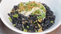 Doyan mi? Coba cicip mi hitam untuk makan siang ini. Bakso Boedjangan punya Black Yamin yang hitam legam. Pilihan rasanya manis asin dengan topping suwiran ayam sedap. Foto: dok.detikFood/Istimewa