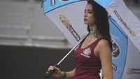 Para grid/umbrella girl ini biasanya siap untuk berpose dan memamerkan senyuman saat diminta. Nah, begini salah satu ekspresi mereka kalau difoto sembunyi-sembunyi. (Foto: Mirco Lazzari gp/Getty Images)