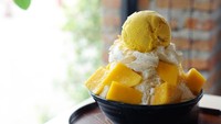 Kakigori yang merupakan dessert dari es serut ini sangatlah segar. Dalam penyajiannya, es serut dipadu dengan sirup mangga kemudian diberi tambahan potongan buah mangga segar.  (Foto: iStock)