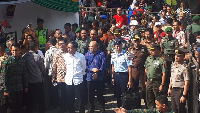 Menghadiri karnaval tahunan ini, Jokowi tampil santai dengan kemeja putih dan celana hitamnya.