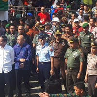Menghadiri karnaval tahunan ini, Jokowi tampil santai dengan kemeja putih dan celana hitamnya.
