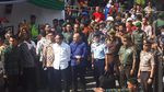 Foto: Perjuangan Menyentuh Tangan Jokowi