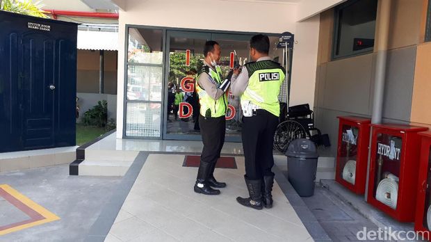 Pengemudi mobil dibawa ke rumah sakit/