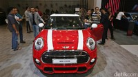 Mini 3 pintu hadir dengan warna merah.