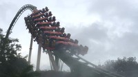 Foto: Lalu, jajallah adrenalin Anda dengan mencoba Walrus Splash juga Parrot Coaster. Kalau parrot, tempat duduknya menggantung di kanan dan kiri. Lintasannya  diklaim terpanjang di dunia, yakni 1.300 meter. Berkali-kali melewati putaran 360 derajat dan makin mengerikan saat harus melewati terowongan (Aji Bagoes Risang/detikTravel)