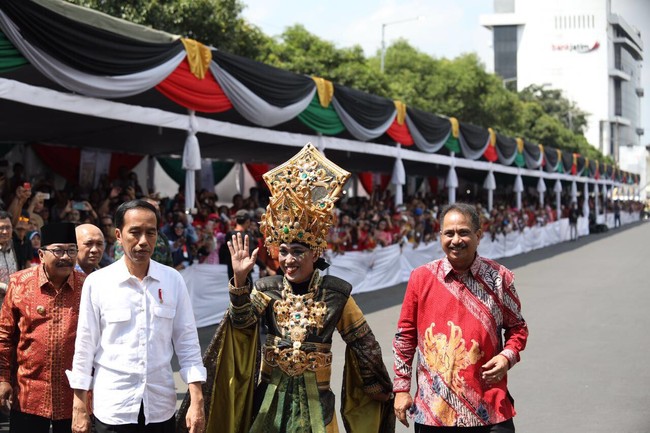 Presiden Joko Widodo menyempatkan waktunya menghadiri perhelatan Jember Fashion Carnaval, Minggu (13/8/2017) kemarin. Jokowi membuat gaya kasualnya tampak kekinian dengan sneakers putih.