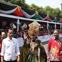 Presiden Joko Widodo menyempatkan waktunya menghadiri perhelatan Jember Fashion Carnaval, Minggu (13/8/2017) kemarin. Jokowi membuat gaya kasualnya tampak kekinian dengan sneakers putih.